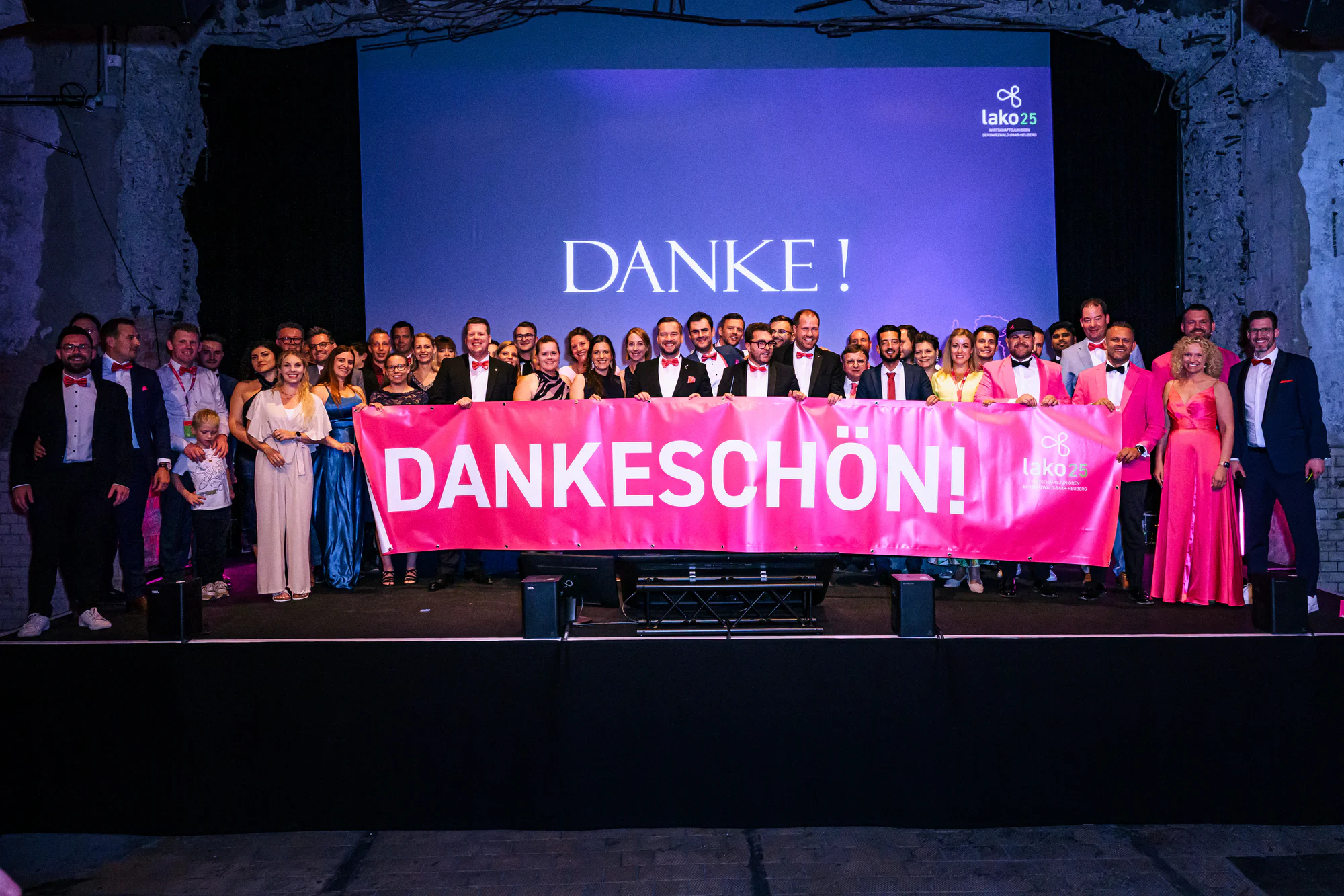 Abendveranstaltung mit Bühnenlicht